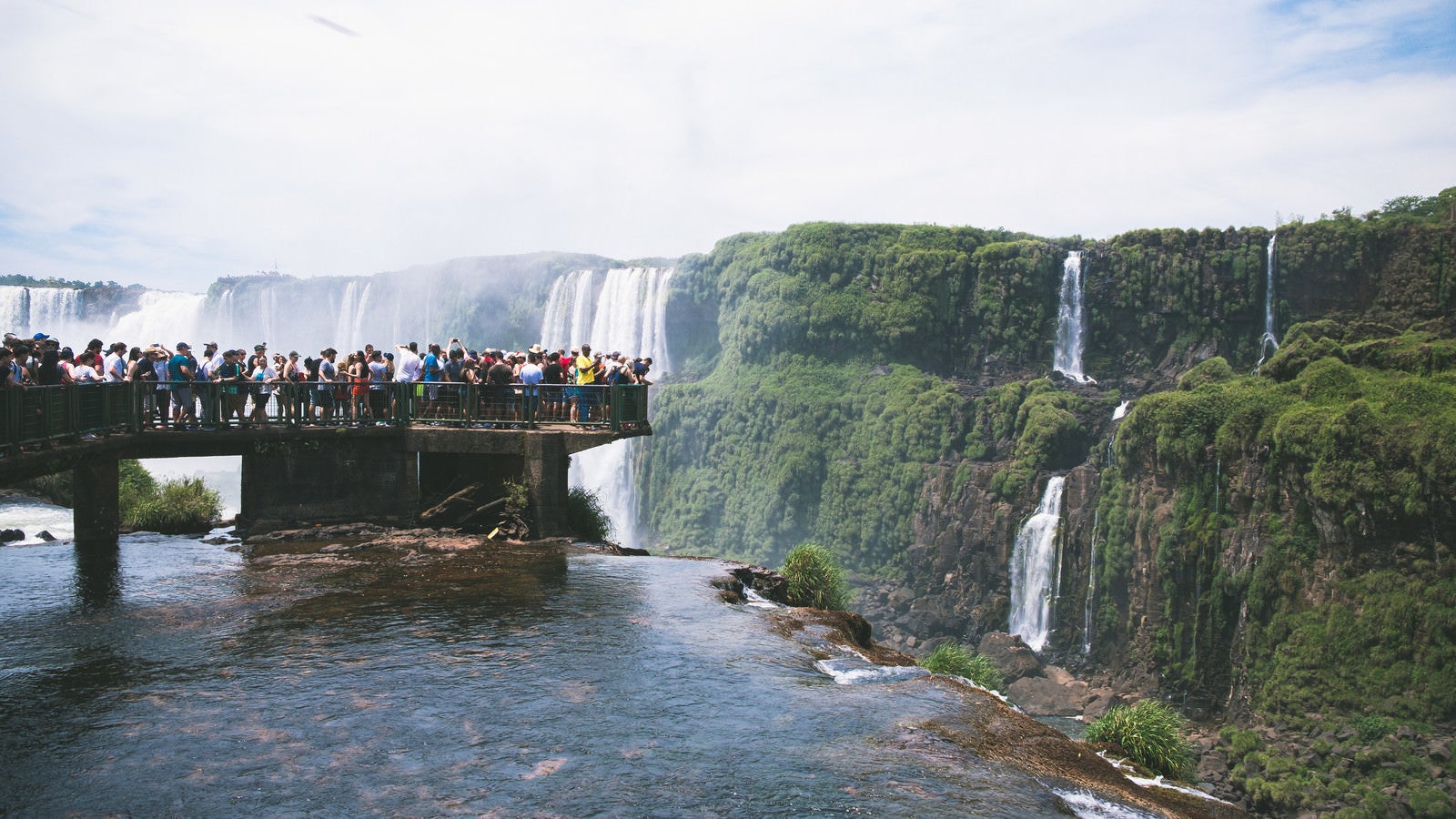 「イグアスの滝を見に来たツアー客（南米大陸）」の写真