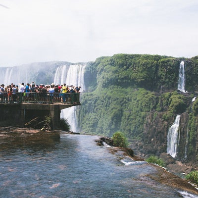 イグアスの滝を見に来たツアー客（南米大陸）の写真