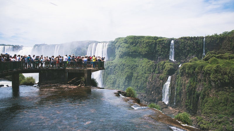 イグアスの滝を見に来たツアー客（南米大陸）の写真
