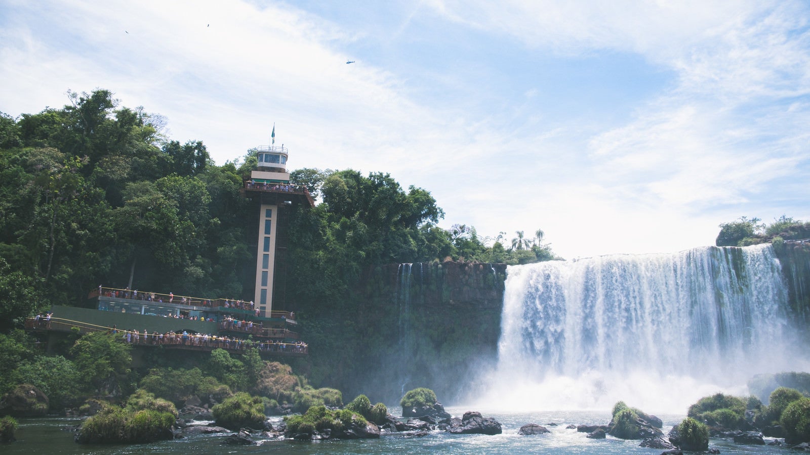 「イグアスの滝と展望台の様子（南米大陸）」の写真