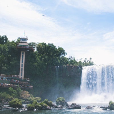 イグアスの滝と展望台の様子（南米大陸）の写真