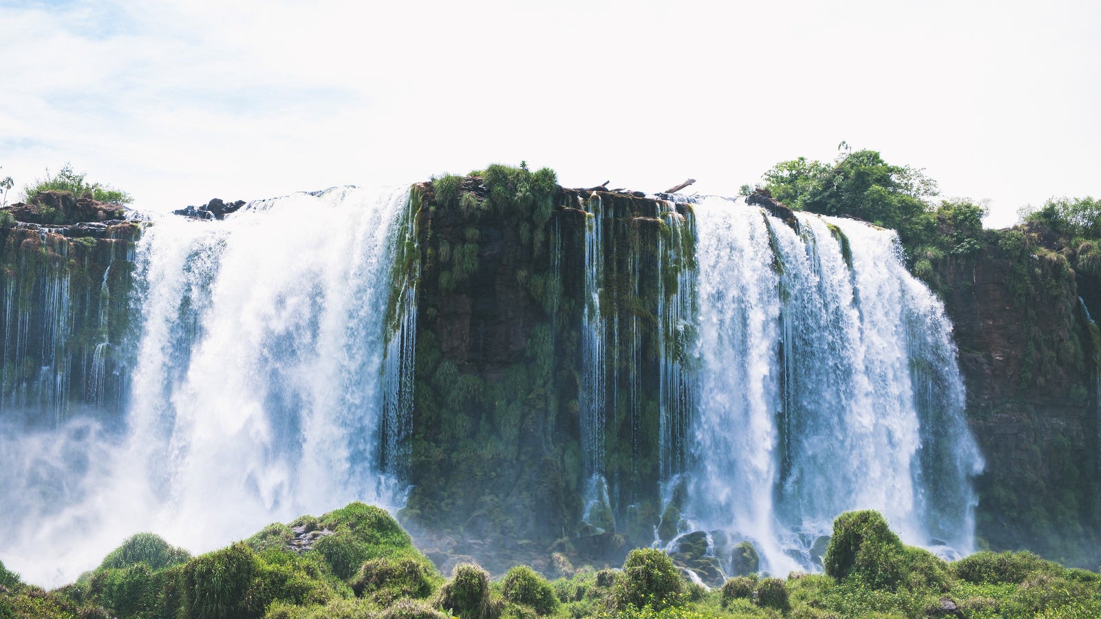 「豊富な水量が勢いよく流れ落ちるイグアスの滝」の写真