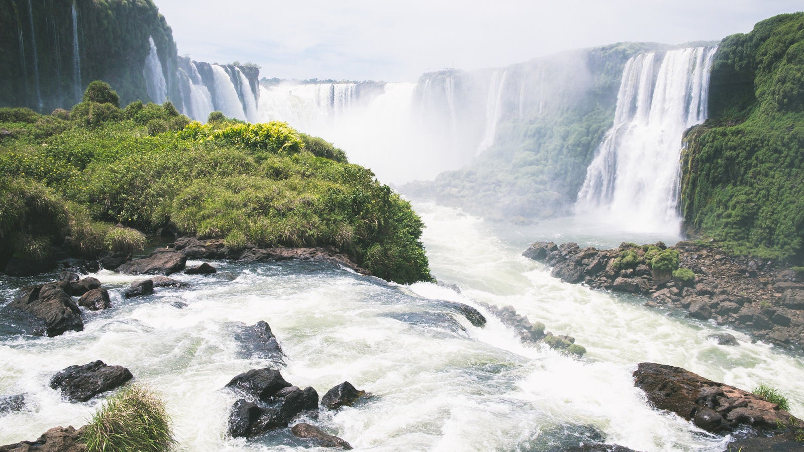「激しい水の流れとイグアスの滝（南米大陸）」の写真
