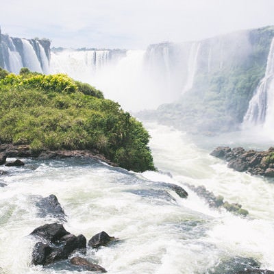 激しい水の流れとイグアスの滝（南米大陸）の写真