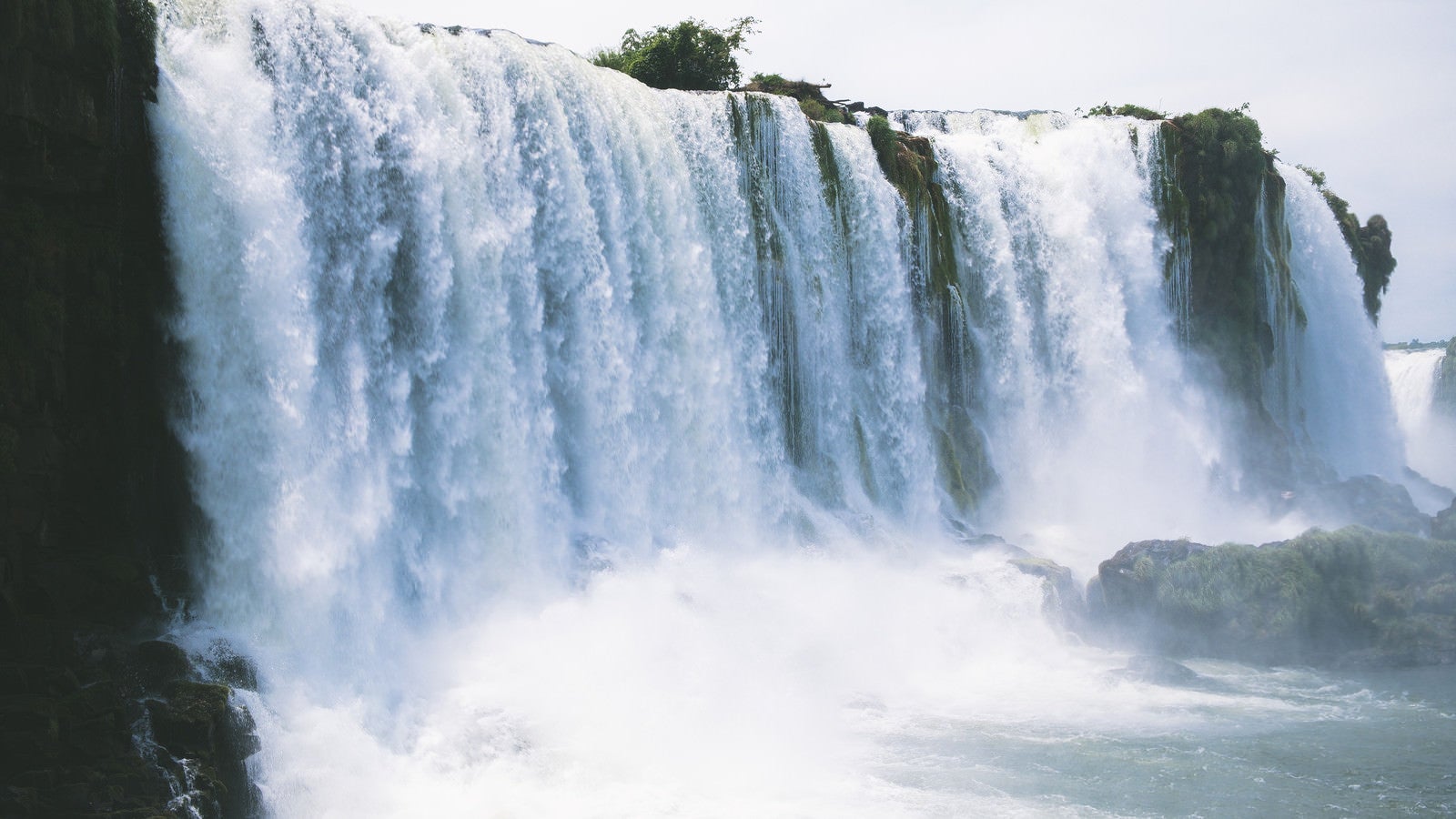 「世界三大瀑布のイグアスの滝（南米大陸）」の写真