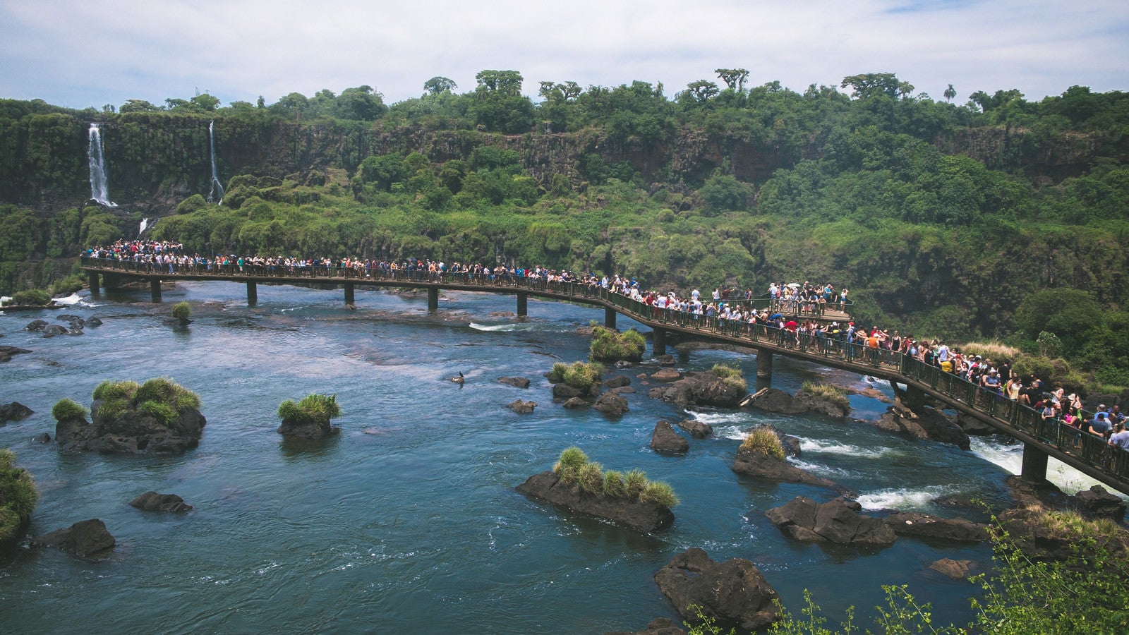 「水上の遊歩道に並ぶ行列（イグアスの滝）」の写真