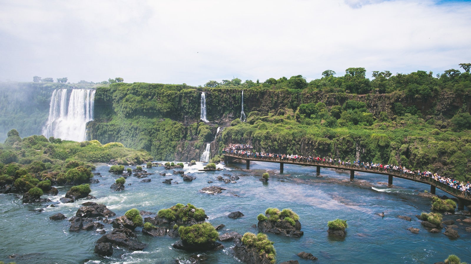 「イグアスの滝待ちの行列（南米大陸）」の写真