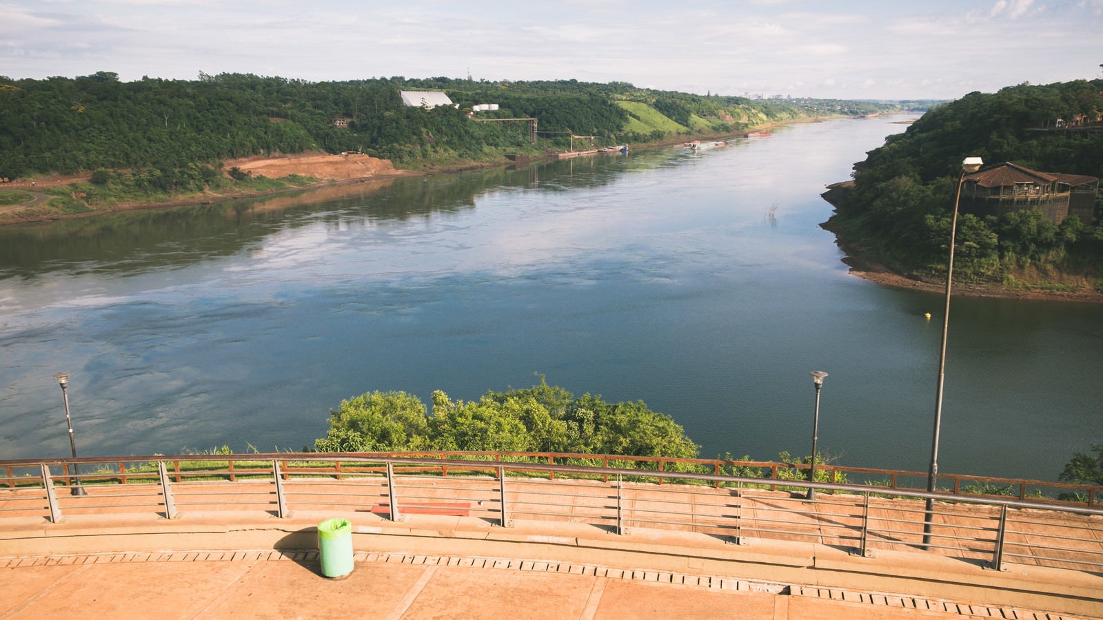 「広場から見た三国国境の川（アルゼンチン・ブラジル・パラグアイ）」の写真