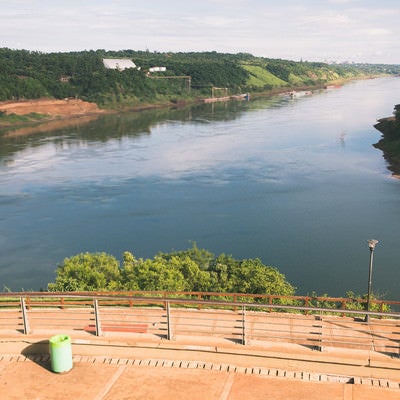 広場から見た三国国境の川（アルゼンチン・ブラジル・パラグアイ）の写真