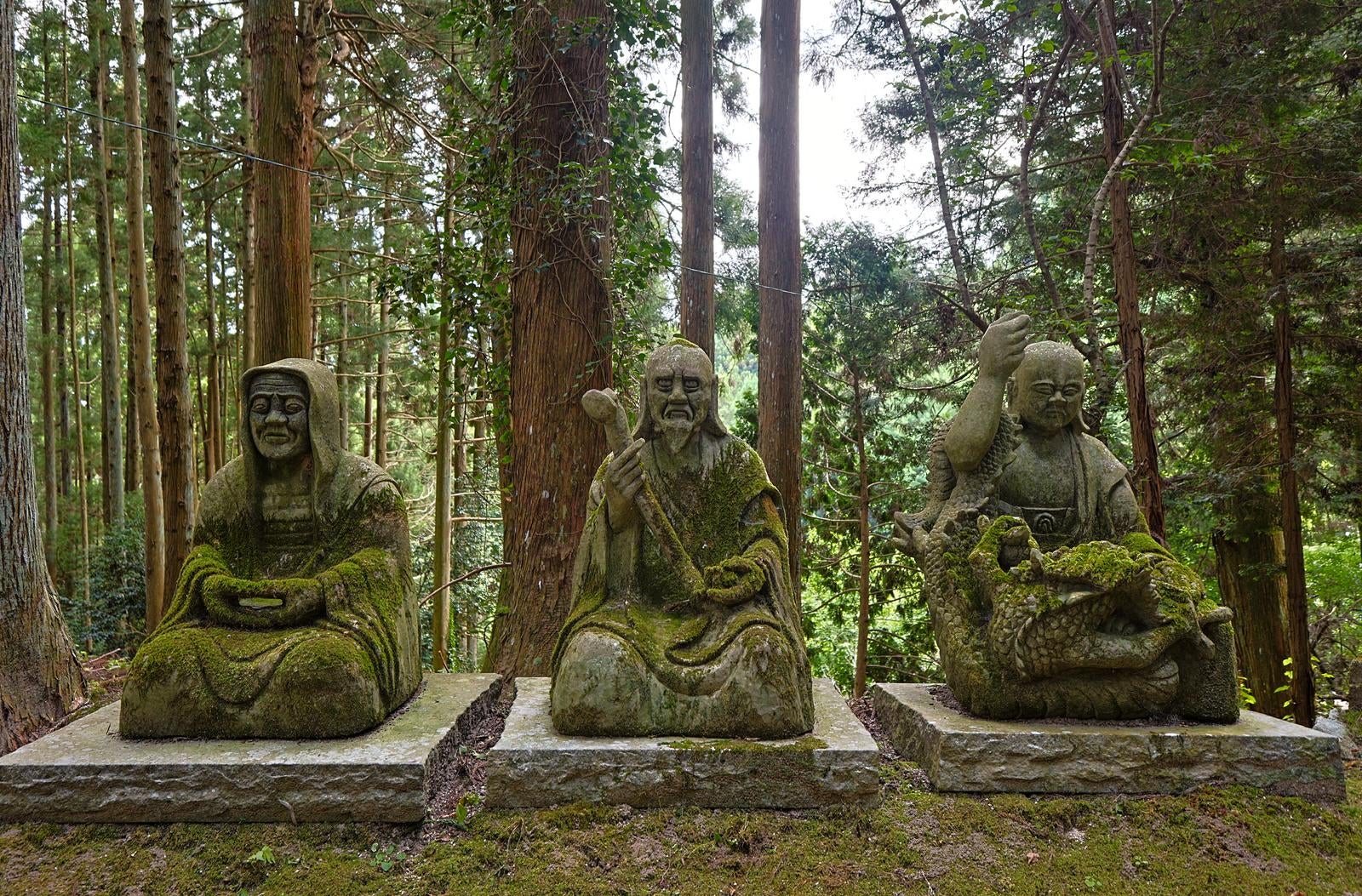 「東堂山満福寺境内に鎮座する三体の石像」の写真