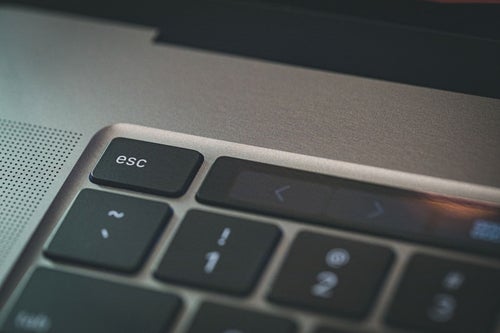 物理ボタンのエスケープキーとタッチバー（Macbook）の写真