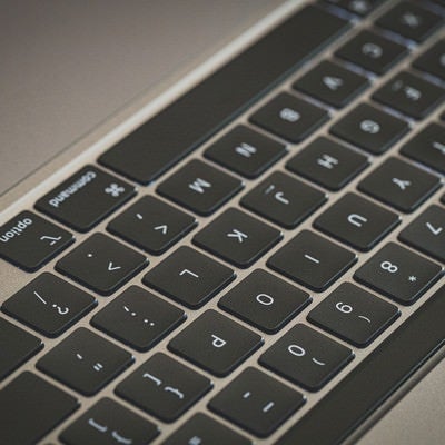 逆方向から見たキーボード（Macbook）の写真