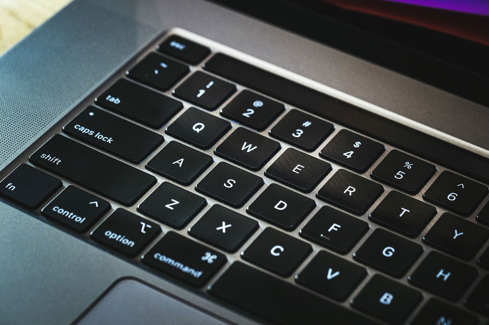 「光に照らされるキーボード（Macbook）」の写真