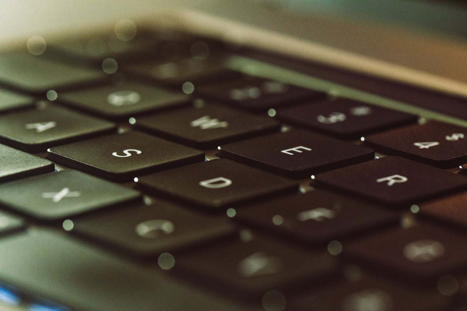 「ロックオンしたキーボードのSボタン（Macbook）」の写真