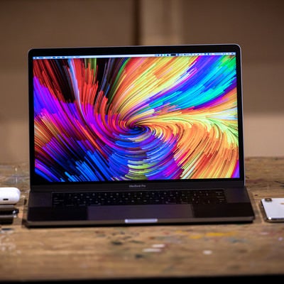 シャレオツな壁紙のMacBook Proとガジェットの写真