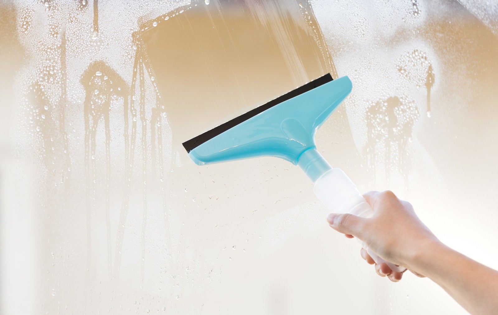 「水切りワイパーで窓掃除」の写真