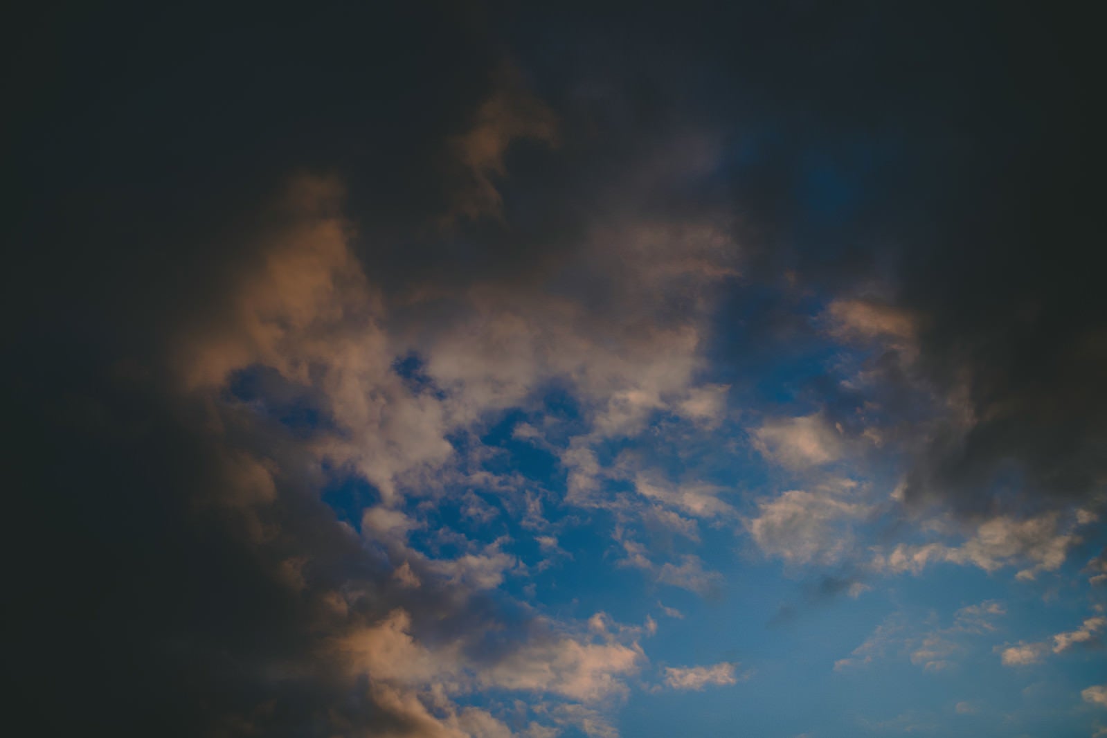 「雨雲から見える青空」の写真