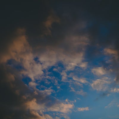 雨雲から見える青空の写真