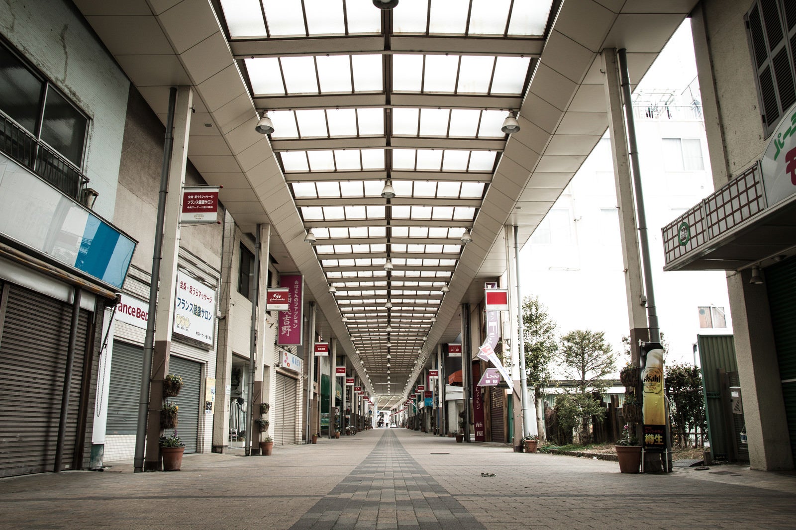「シャッターが閉まった前橋中心商店街」の写真