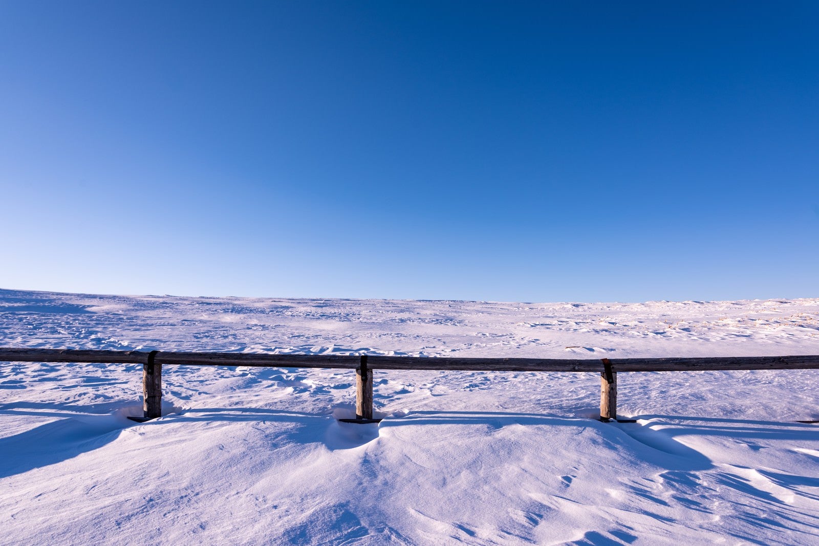 「雲一つない青空と雪原」の写真