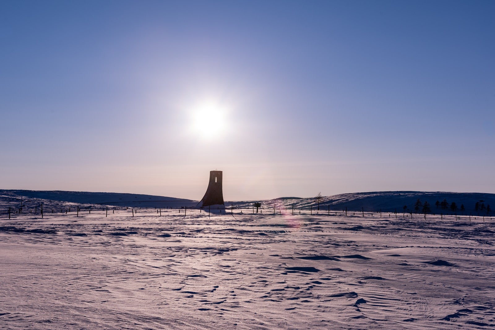 「雪原に聳え立つ避難塔」の写真
