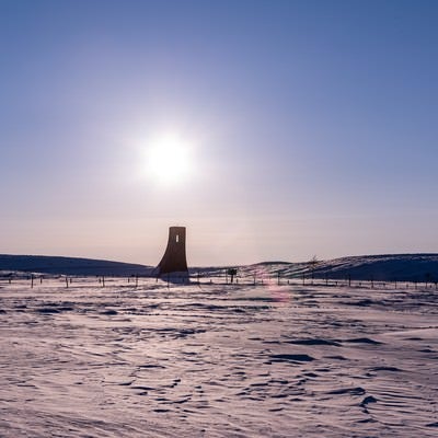 雪原に聳え立つ避難塔の写真