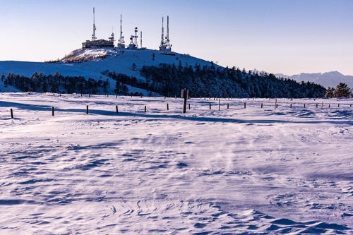 雪化粧した電波塔の写真