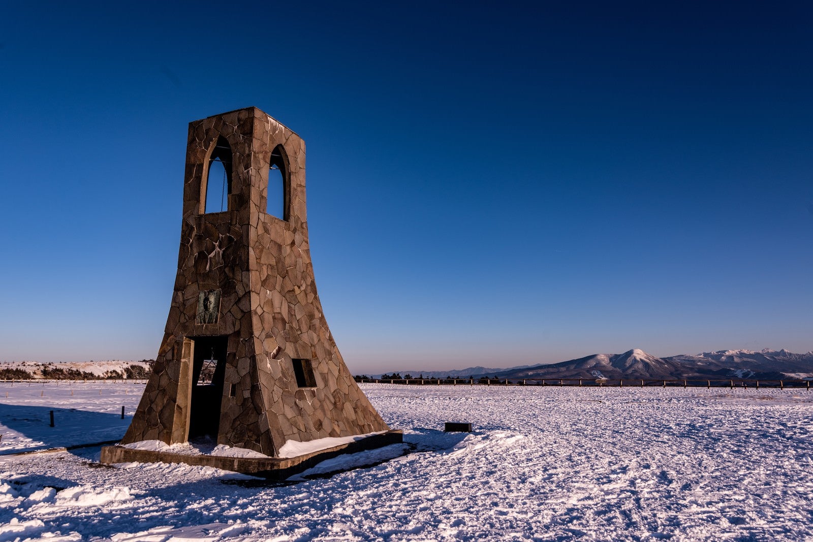 「雪原に建てられた避難塔」の写真