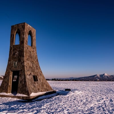 雪原に建てられた避難塔の写真