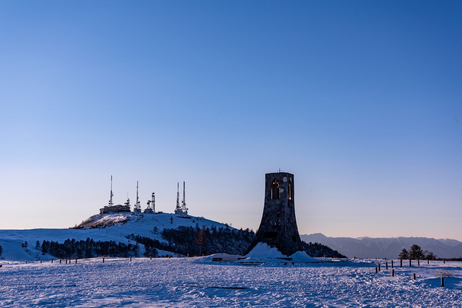 「雪原の避難塔と電波塔」の写真