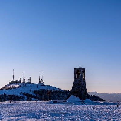 雪原の避難塔と電波塔の写真