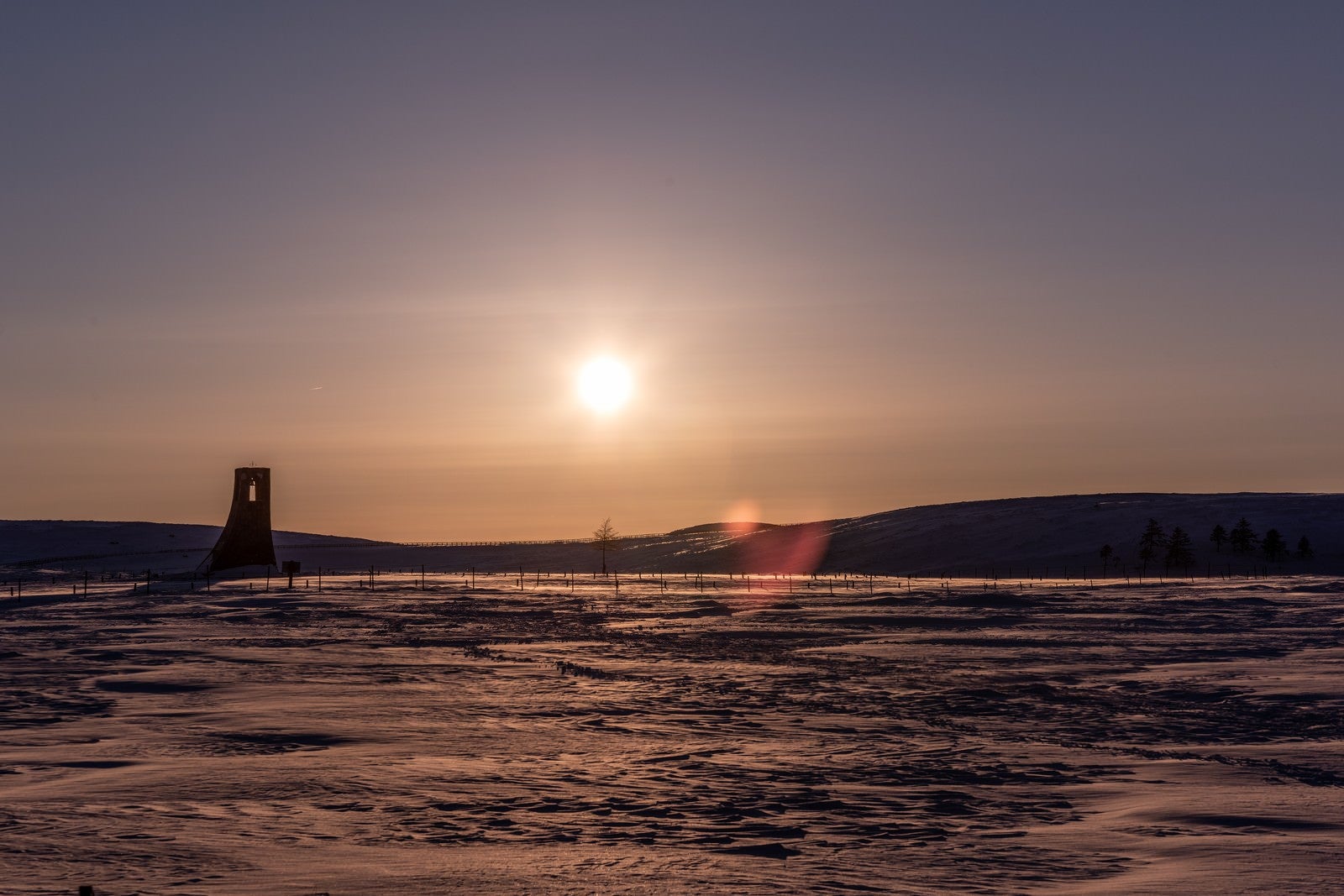 「夕暮れの雪原と避難塔」の写真