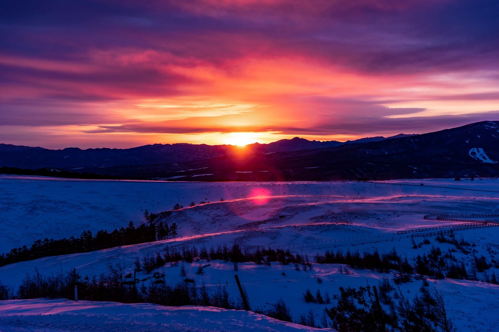 「沈む夕日と大雪原」の写真