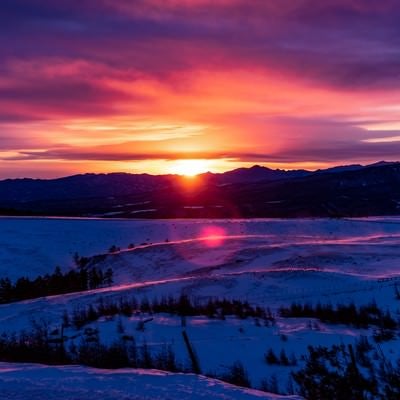 沈む夕日と大雪原の写真