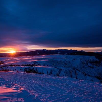 夕日が照らす大雪原の写真