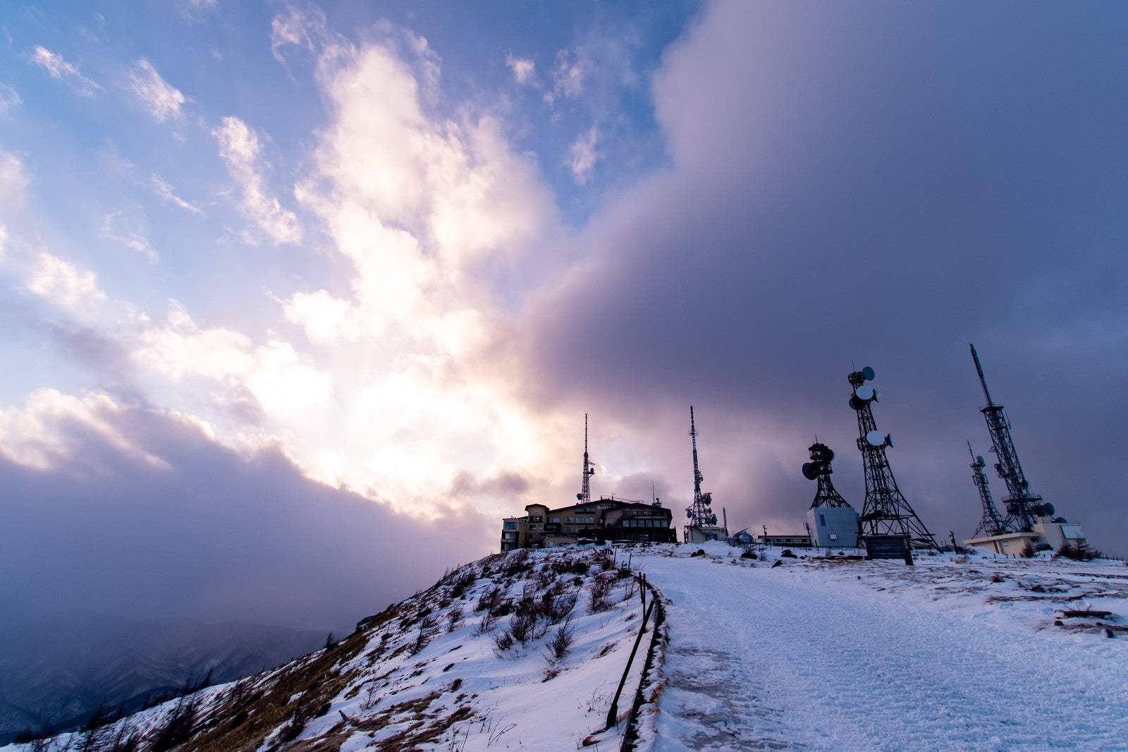 「冬の美ヶ原高原の電波塔」の写真