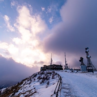 冬の美ヶ原高原の電波塔の写真