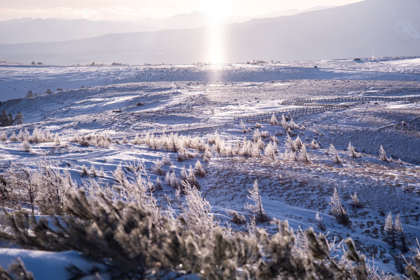 「冬の美ヶ原高原とサンピラー（太陽柱）」の写真