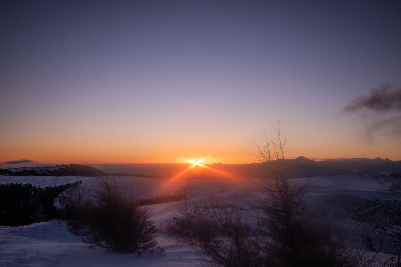 「冬の美ヶ原高原の夜明け」の写真