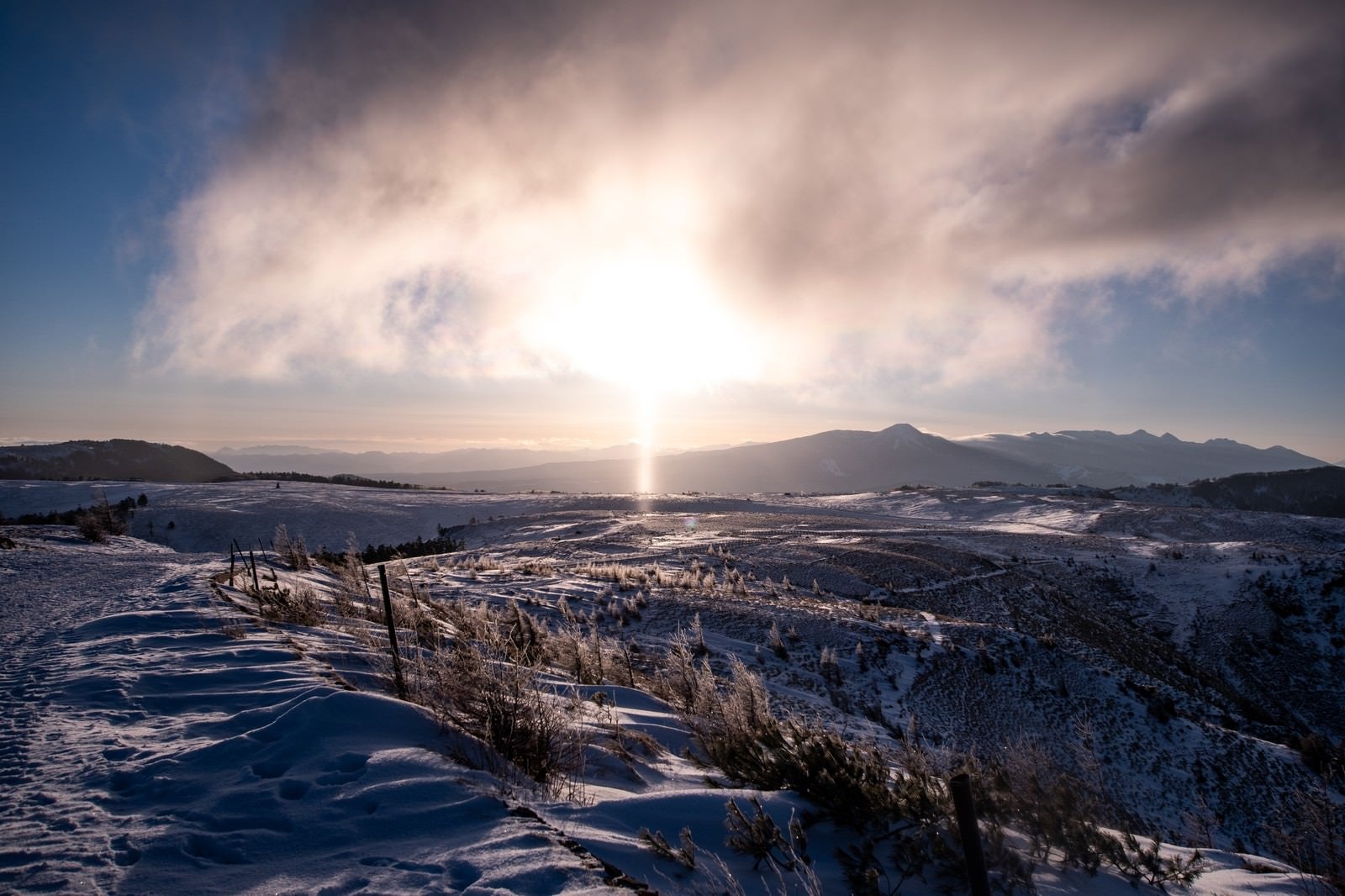 「冬の美ヶ原高原に現れた朝日のサンピラー（太陽柱）」の写真