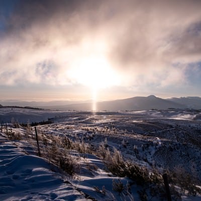 冬の美ヶ原高原に現れた朝日のサンピラー（太陽柱）の写真