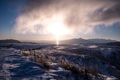 冬の美ヶ原高原に現れた朝日のサンピラー（太陽柱）の写真