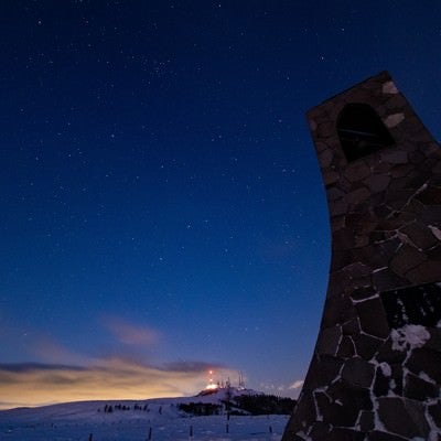 夜明け前の美しの避難塔（美ヶ原）の写真