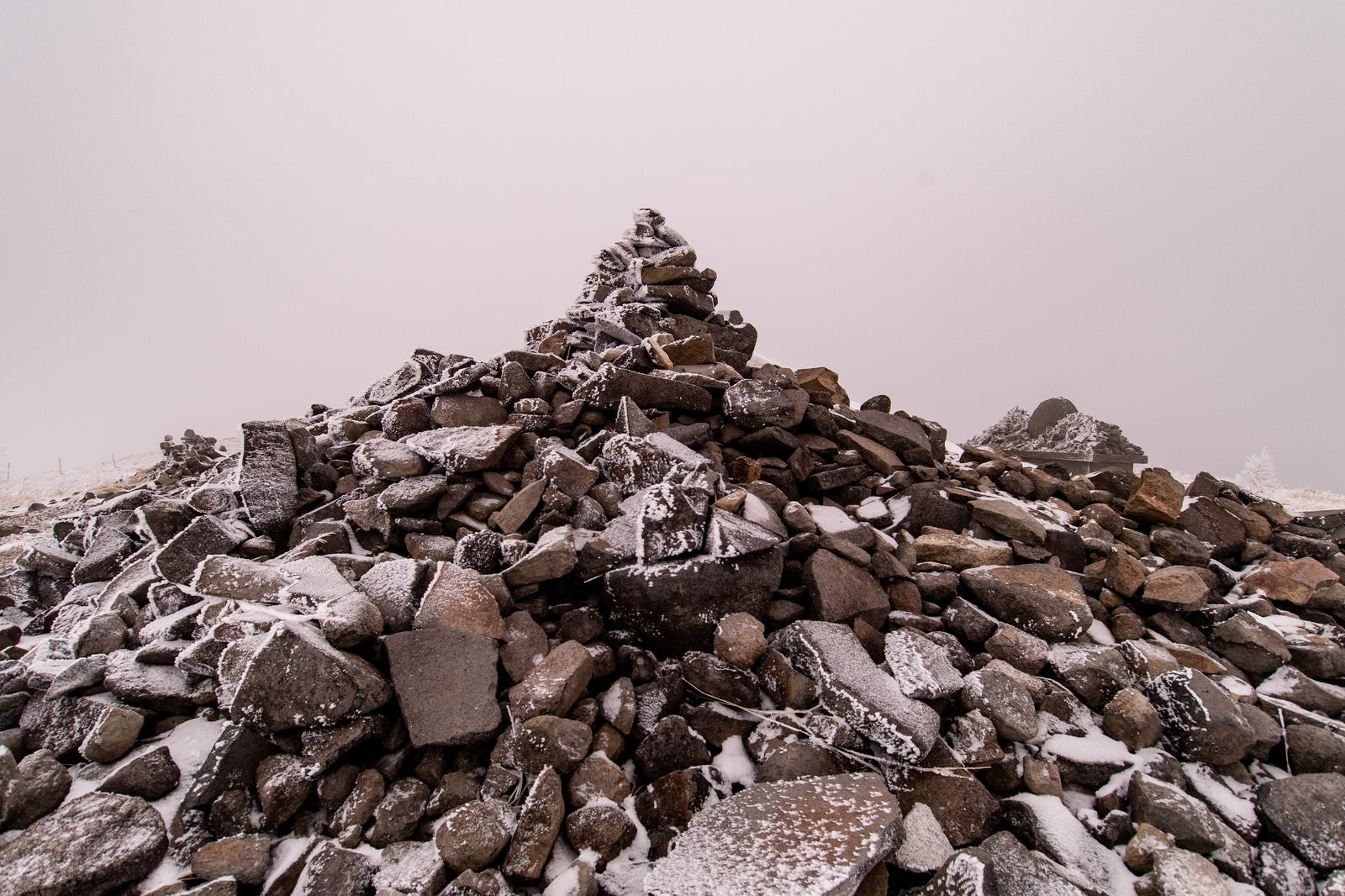 「雪化粧した牛伏山山頂のケルン（美ヶ原）」の写真