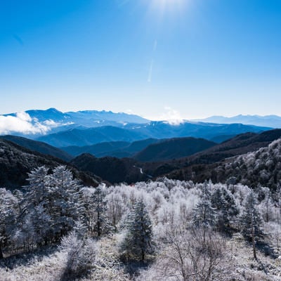冬の樹氷と美ヶ原の遠景の写真