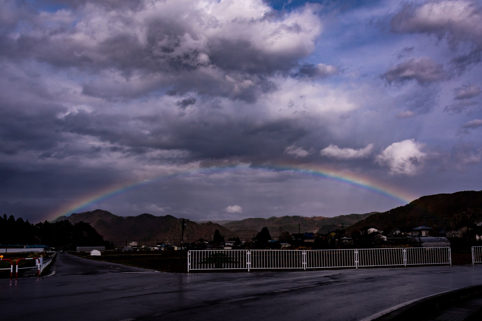 「雨上がりの空にかかる虹」の写真