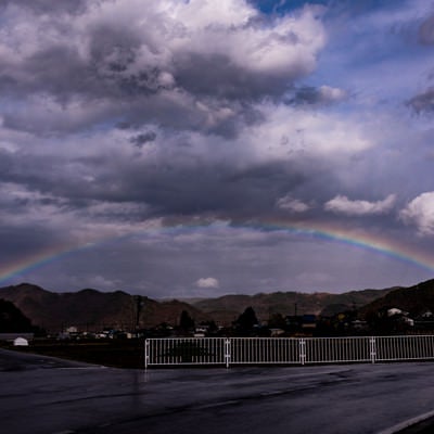 雨上がりの空にかかる虹の写真