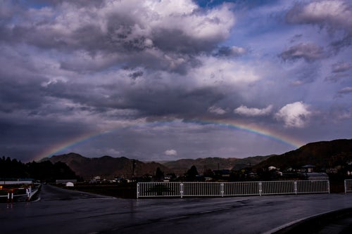 雨上がりの空にかかる虹の写真