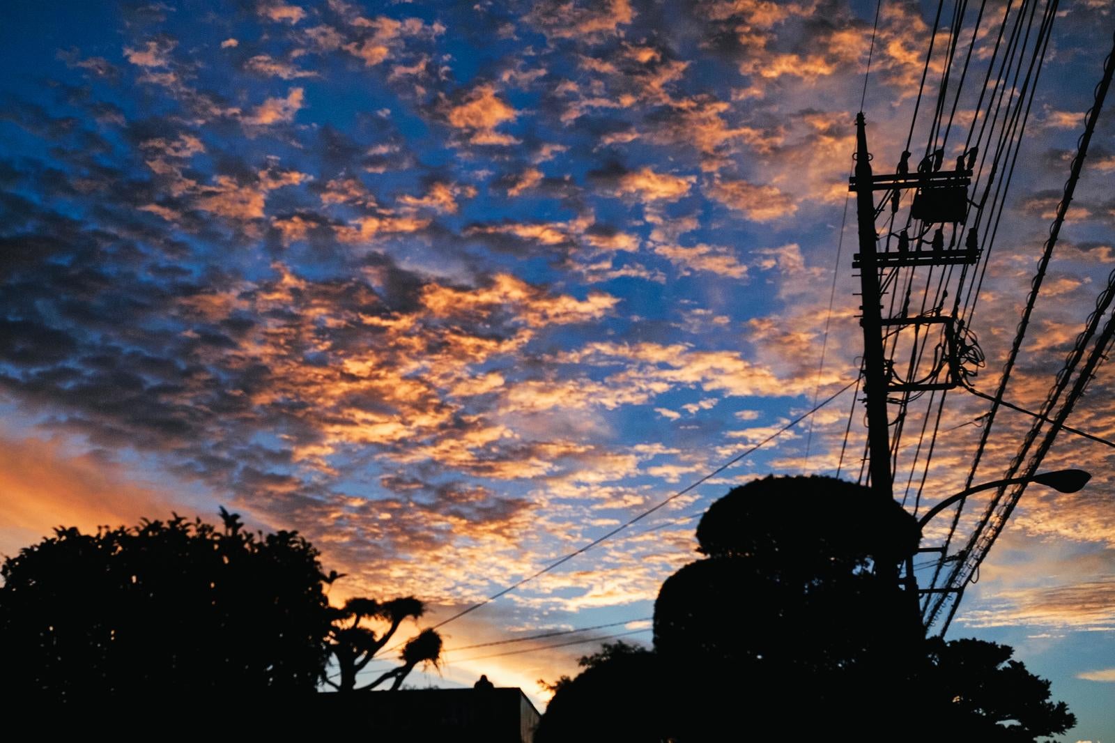 「ラマチックな夕空に浮かぶ電柱」の写真