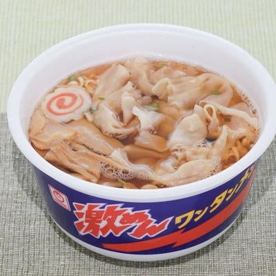 ワンタンとメンマがたっぷり入った醤油ベースのカップ麺の写真